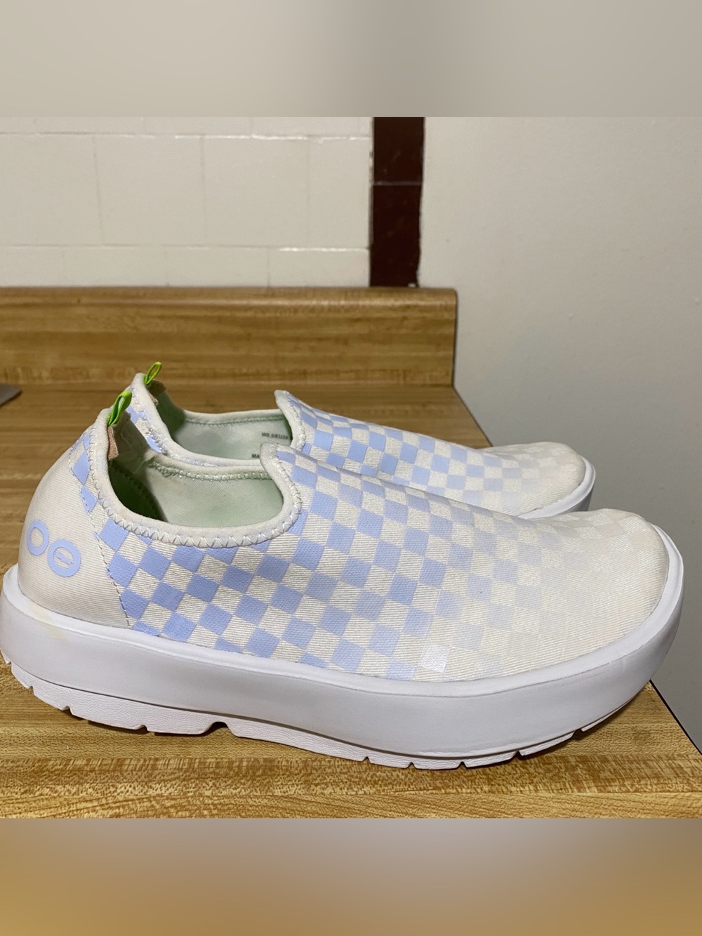 OOFOS Women Eezee Slip-On Checkerboard Size 8.5